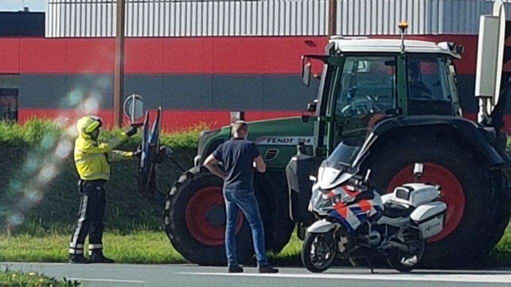 Laffe Politie trekt wapen tegen een Boer die protesteert om te overleven!