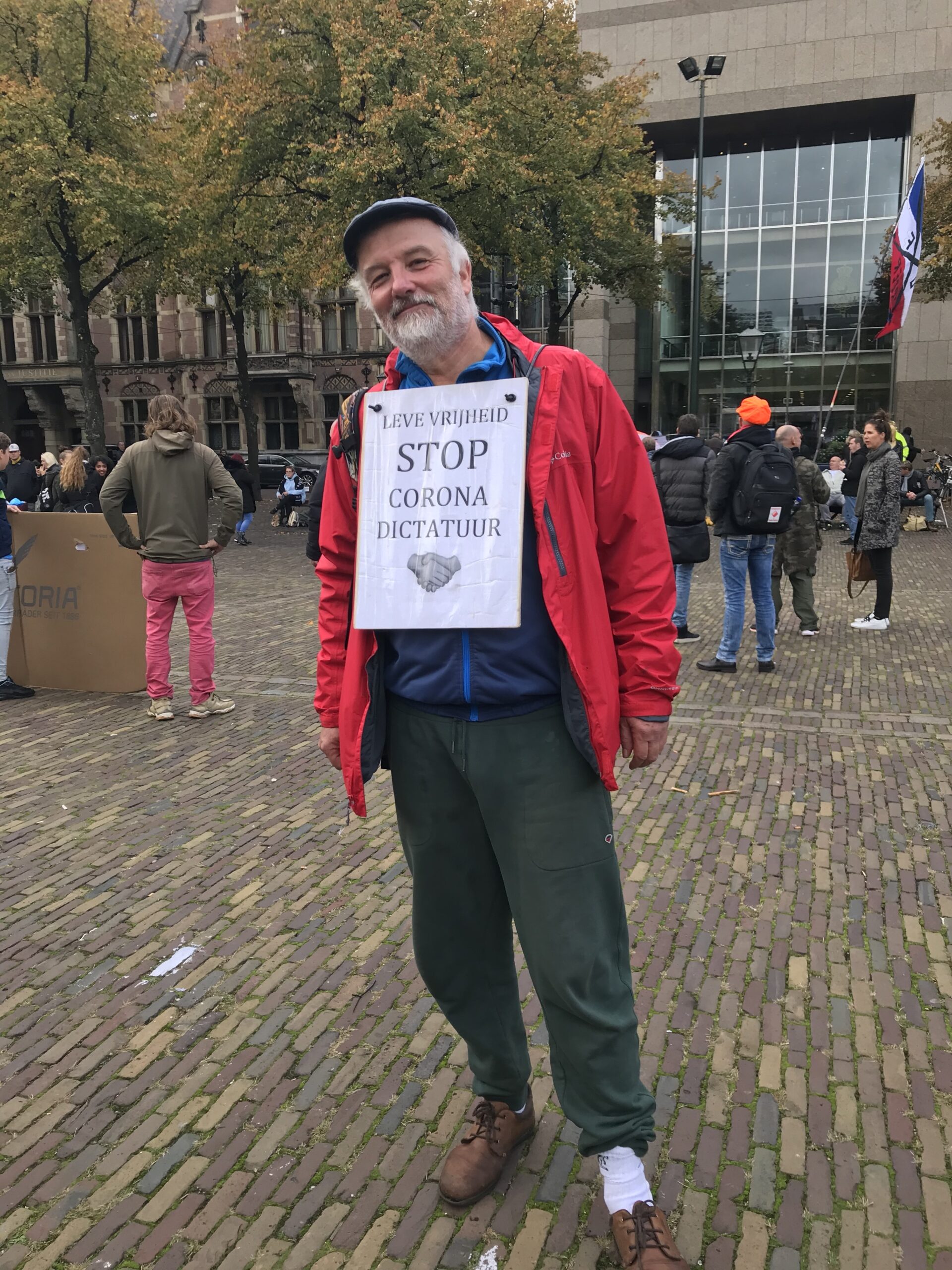 Protest van wakkere Nederlanders in Den Haag tegen de Noodwet: Het relaas van een Corona Plandemie slachtoffer